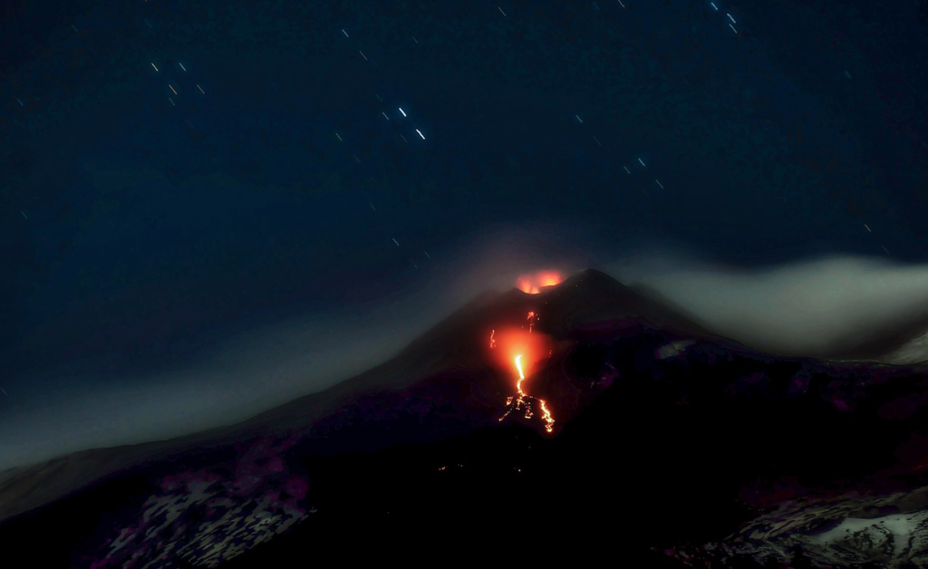 Volcán en Italia sigue creciendo