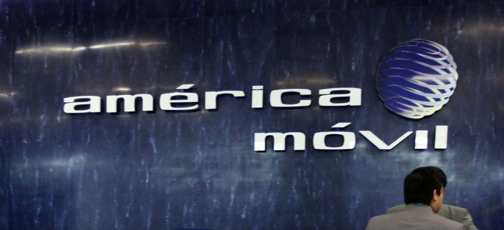 Caen las utilidades de Carlos Slim debido a América Móvil