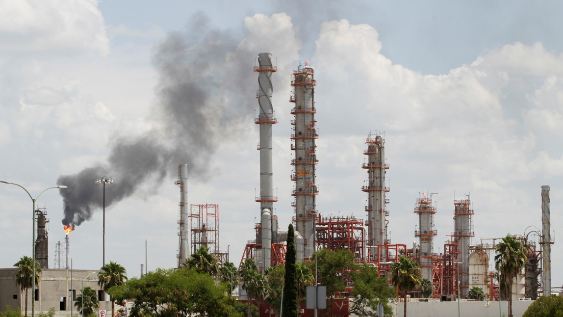 Se incendia refinería de Pemex