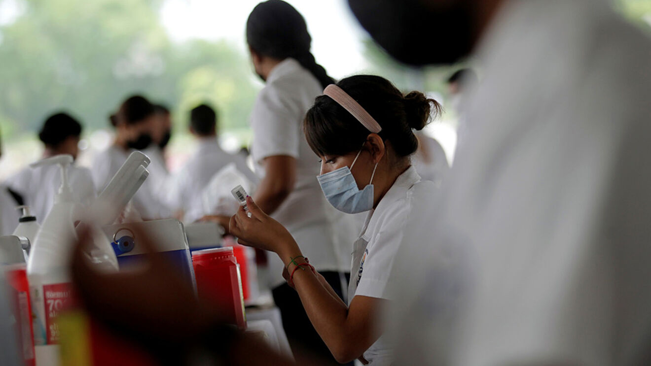 Inicia la aplicación de refuerzo de vacuna contra Covid-19 a personal médico