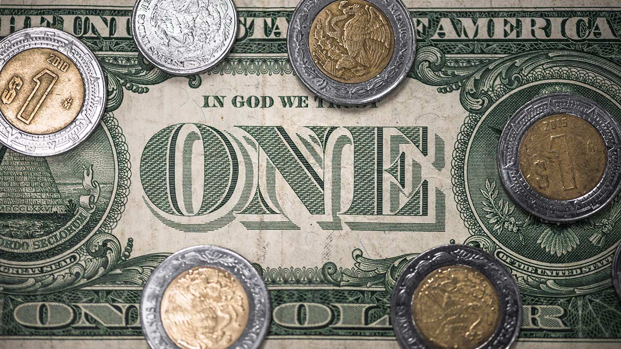 El peso baja de precio