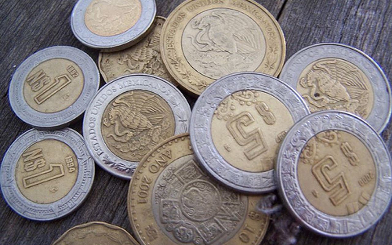 El peso termina el mes con bajo valor