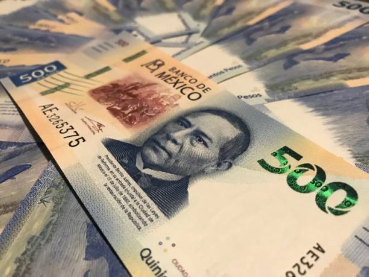 El peso está por debajo de 17 por dólar