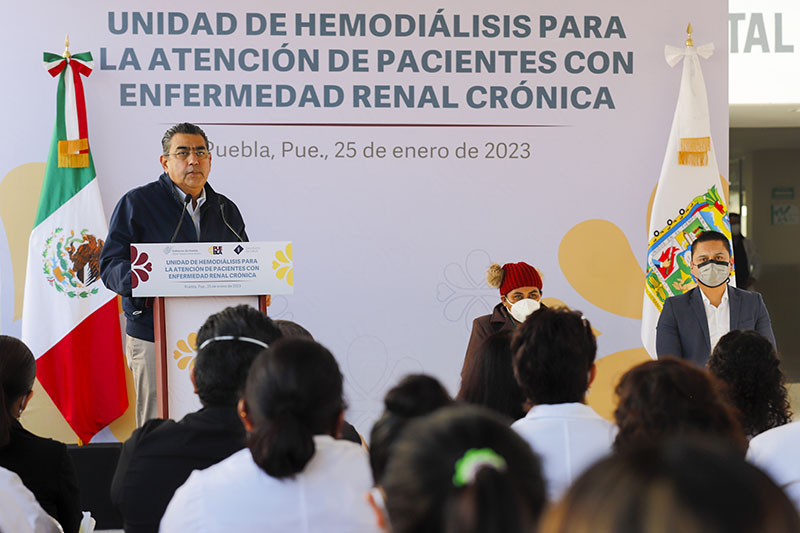 Sergio Salomón inaugura unidad de hemodiálisis