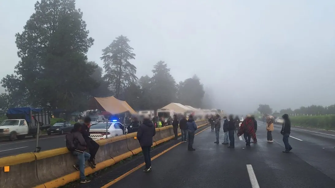 Bloqueo en autopista México-Puebla cumple 20 horas